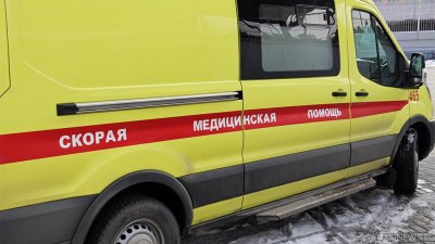 Машина вылетела на остановку в Челябинске. Пострадали женщина и ребенок