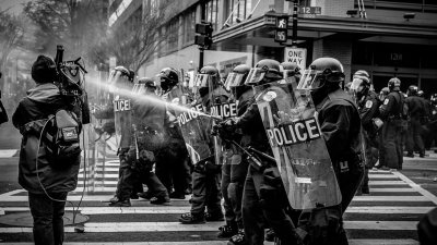 Во Франции более 400 полицейских пострадали во время акций протеста