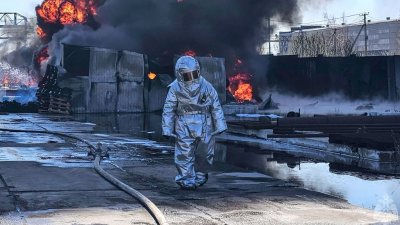 В Омске потушили пожар на грузовом складе
