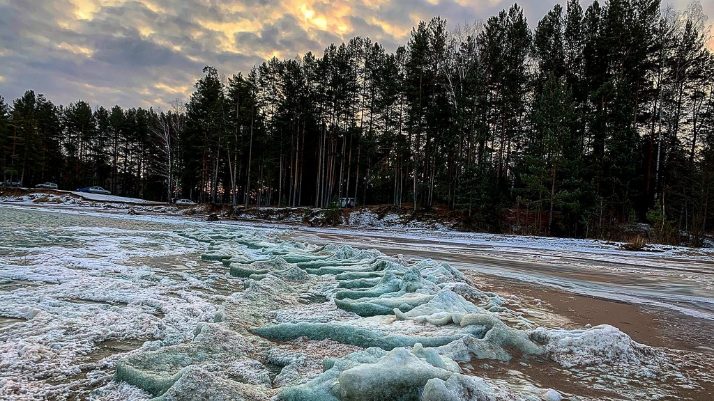 В Пермском крае фотограф запечатлел редкое природное явление – замерзшие волны (ФОТО)